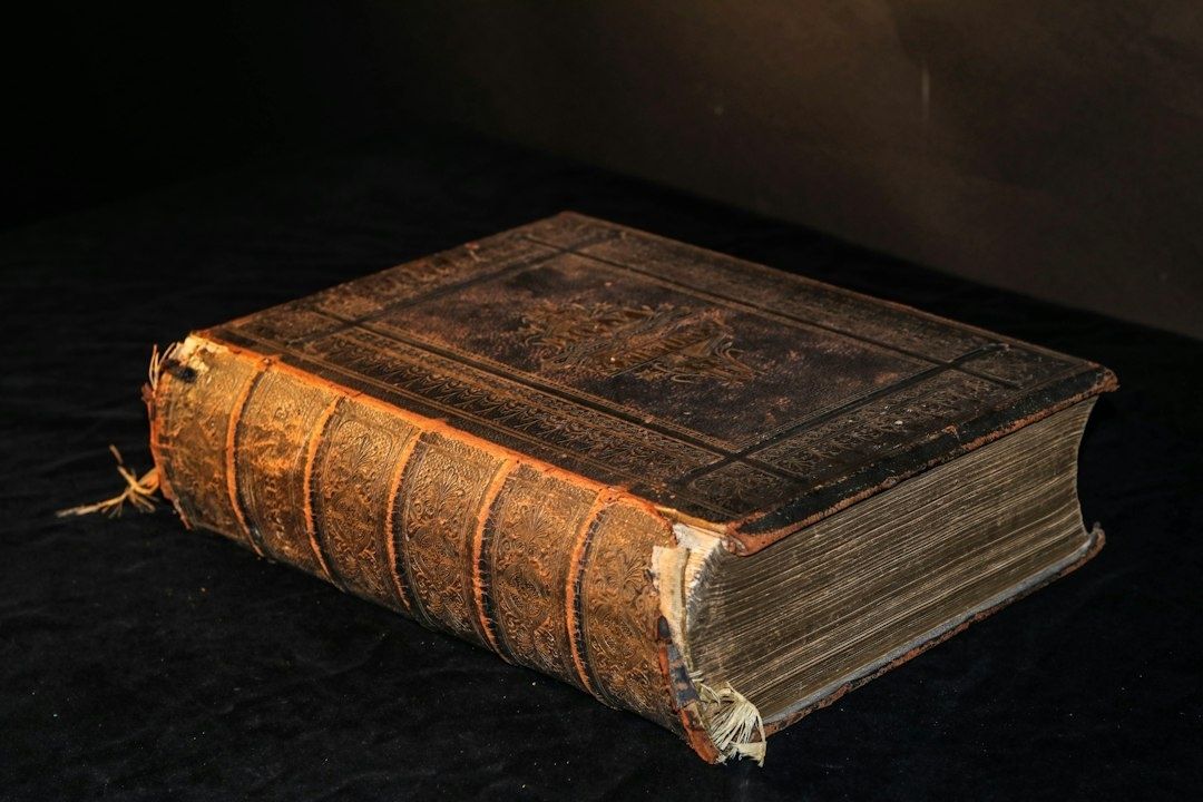 Gammel, slitt bok med preget skinnbind og gulnede sider